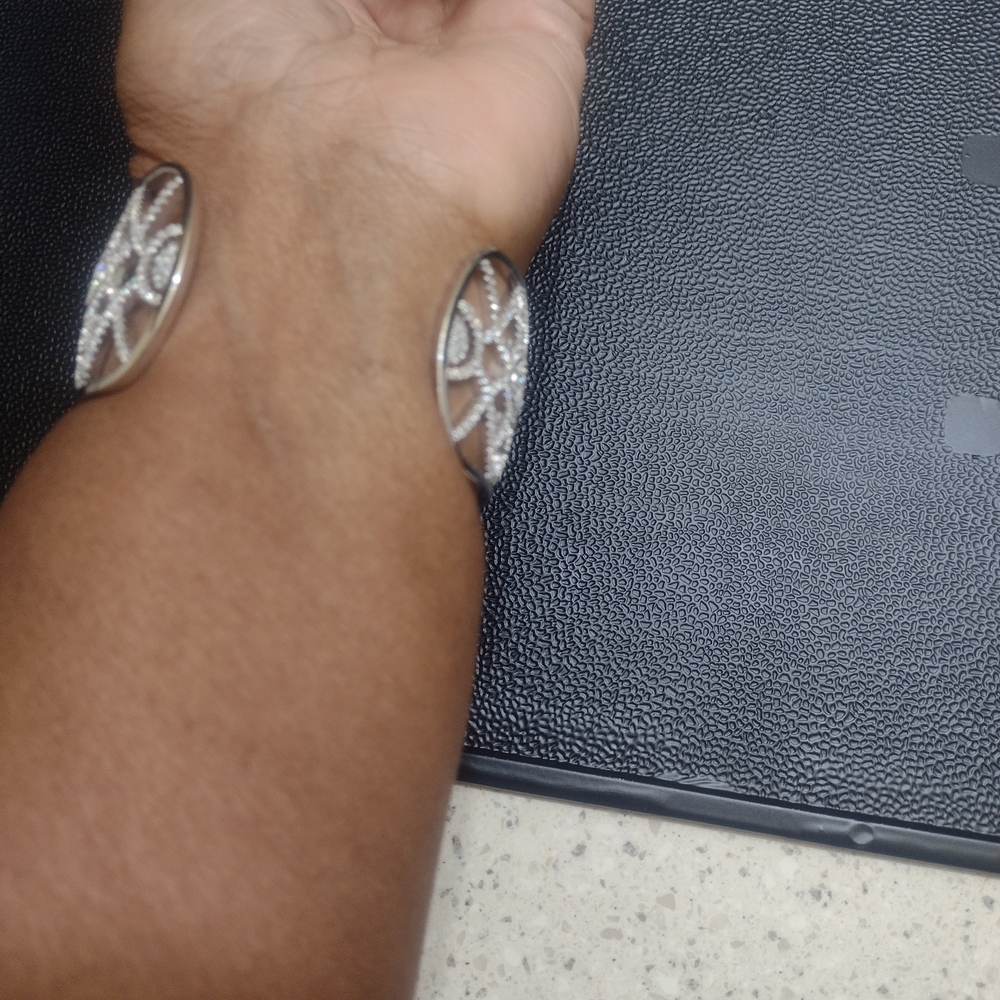 Elegant Silver Diamond-Patterned Bracelet - Picture 3 of 8